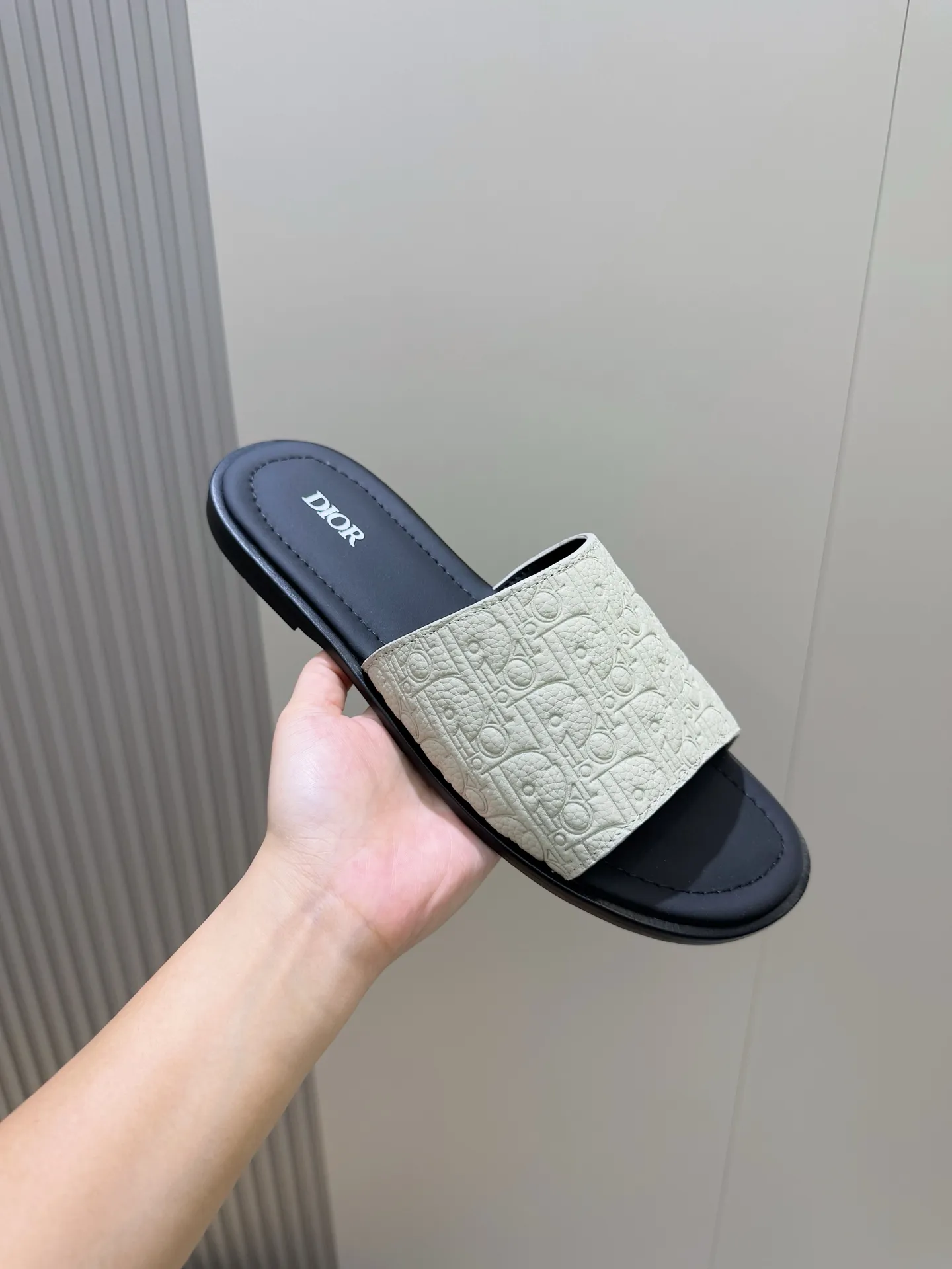 Men's Men's Shoes 💰320 [New Style] 🐝🐝Dior Alias ​​men's leather slippers. This Alias ​​sandal is a new summer product, showing a casual and elegant style. Carefully crafted from grained cow leather and Oblique printed fabric, with cowhide lining! Cross-strap design with metal-clad brass CD Diamond logo. The imported cowhide leather and rubber sole adds sophistication and comfort, while Oblique print-effect anti-slip panels add style. Size: 39-44 (customized at 38.45)